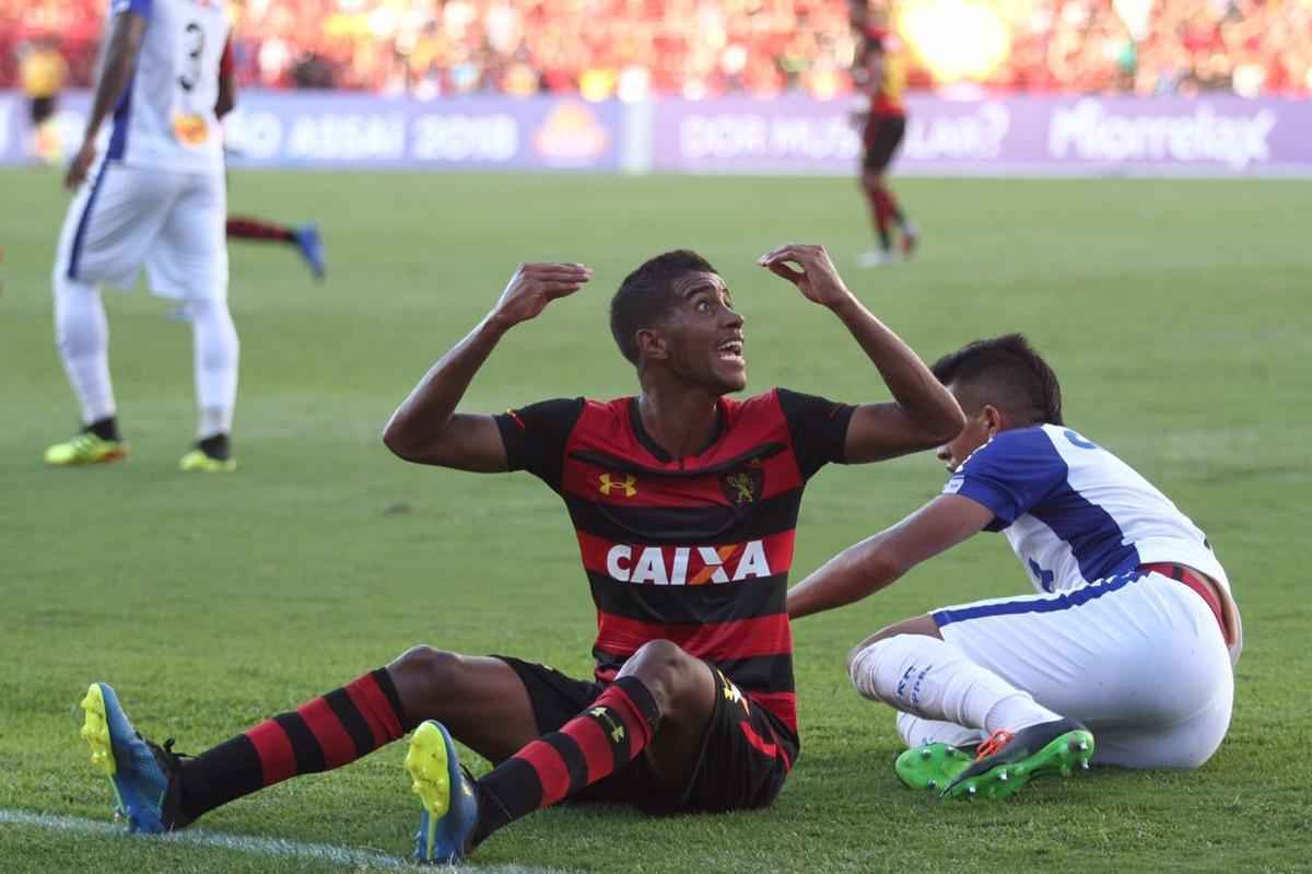 Pressionado pela sequncia de 11 jogos sem vitria na Srie A, Sport recebeu o lanterna Paran neste domingo, na Ilha do Retiro 