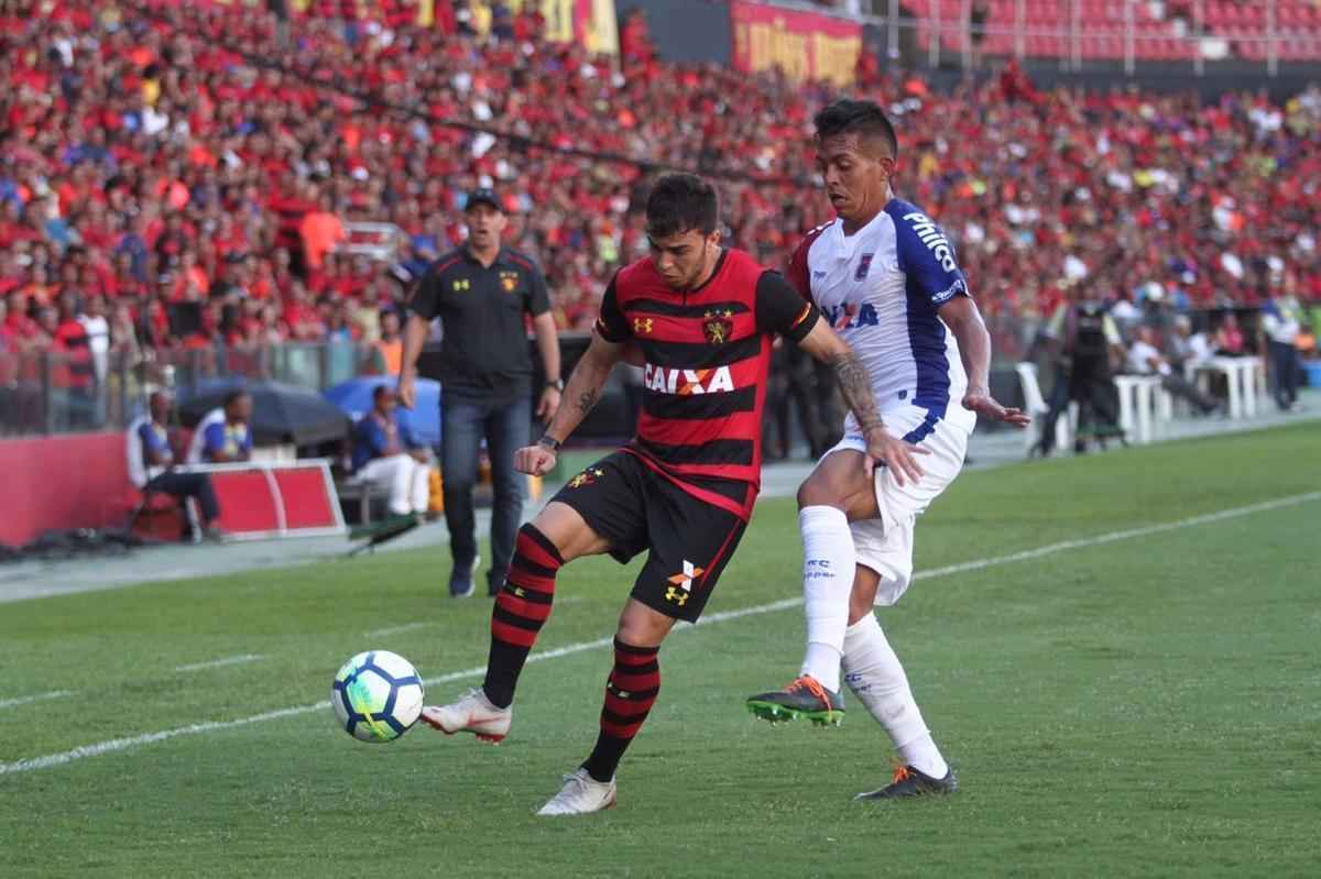 Pressionado pela sequncia de 11 jogos sem vitria na Srie A, Sport recebeu o lanterna Paran neste domingo, na Ilha do Retiro 
