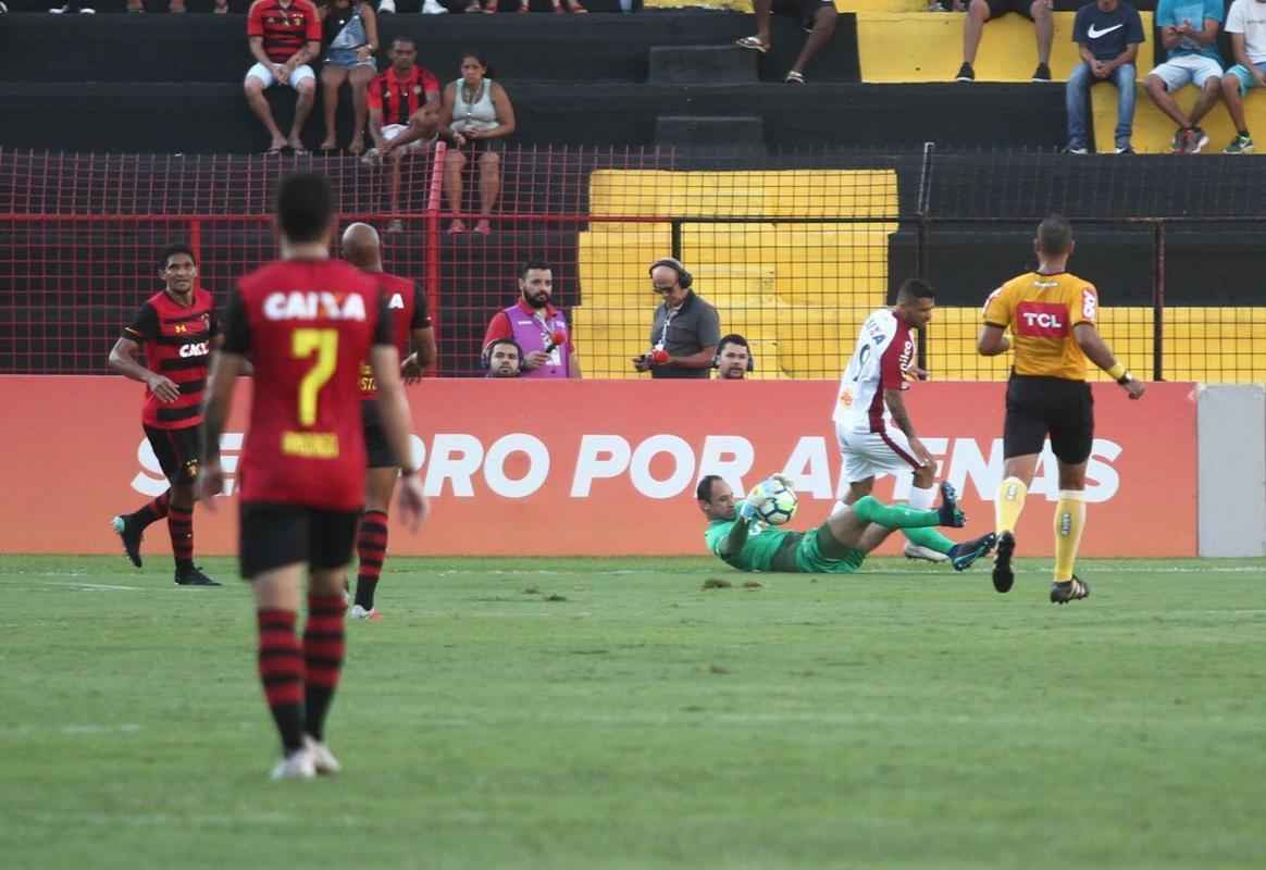 Pressionado pela sequncia de 11 jogos sem vitria na Srie A, Sport recebeu o lanterna Paran neste domingo, na Ilha do Retiro 