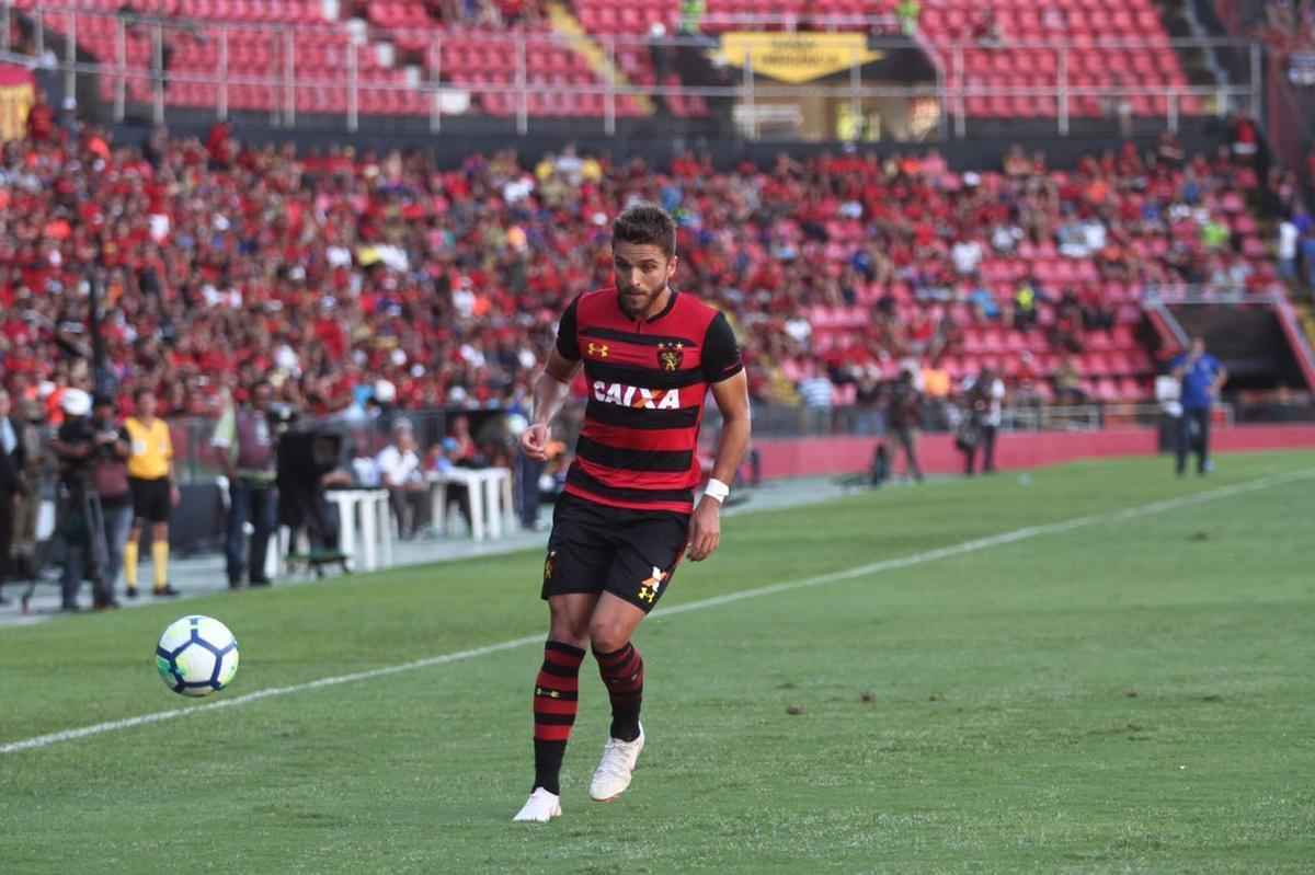 Pressionado pela sequncia de 11 jogos sem vitria na Srie A, Sport recebeu o lanterna Paran neste domingo, na Ilha do Retiro 