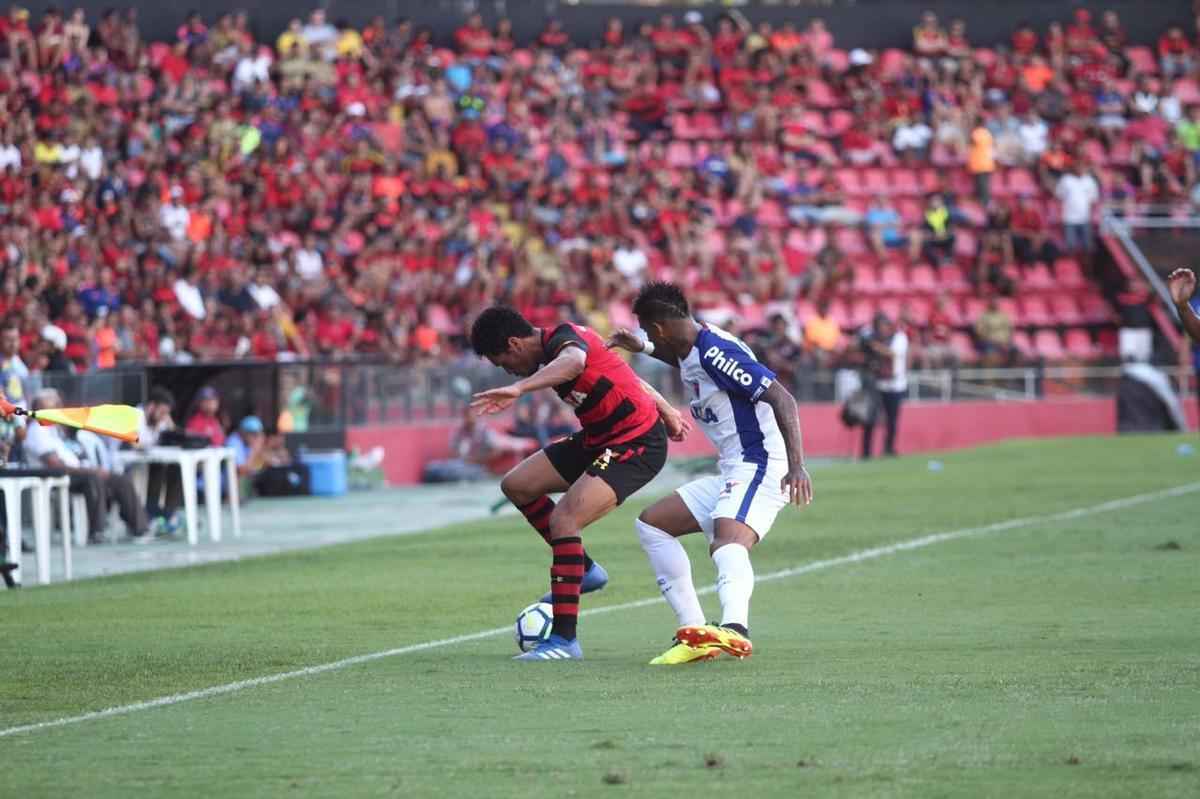 Pressionado pela sequncia de 11 jogos sem vitria na Srie A, Sport recebeu o lanterna Paran neste domingo, na Ilha do Retiro 