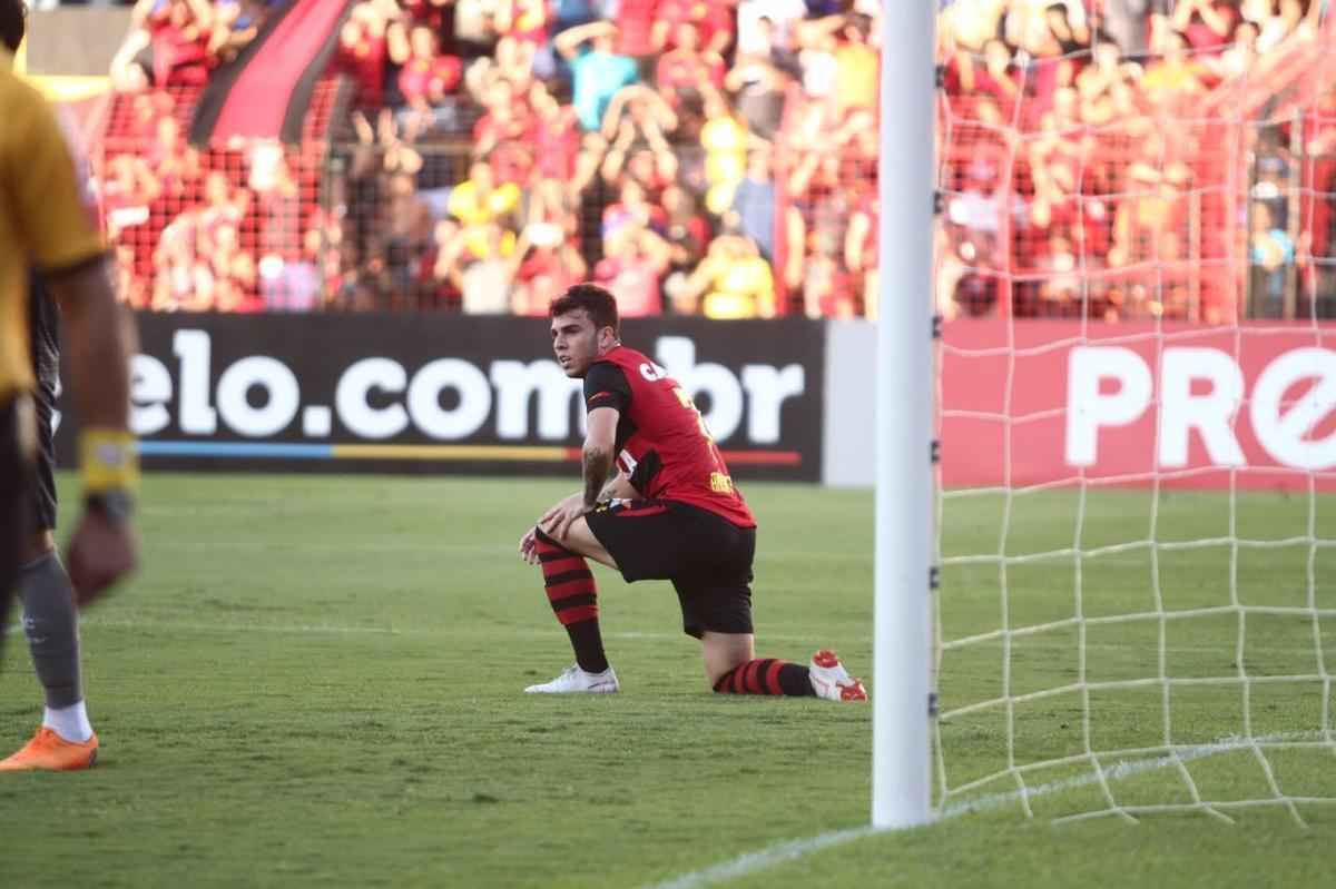 Pressionado pela sequncia de 11 jogos sem vitria na Srie A, Sport recebeu o lanterna Paran neste domingo, na Ilha do Retiro 
