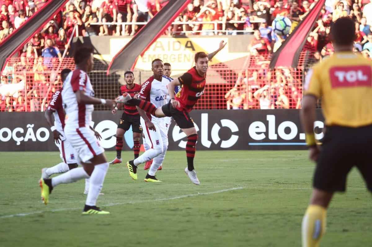 Pressionado pela sequncia de 11 jogos sem vitria na Srie A, Sport recebeu o lanterna Paran neste domingo, na Ilha do Retiro 
