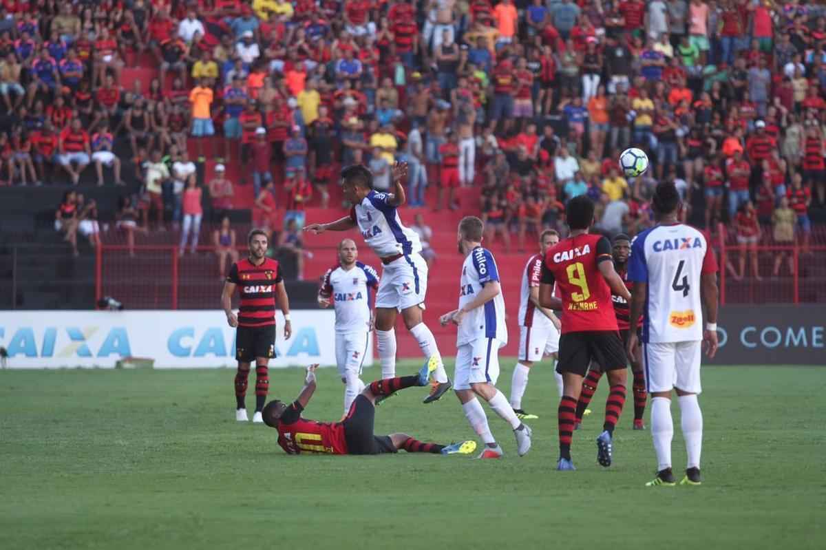 Pressionado pela sequncia de 11 jogos sem vitria na Srie A, Sport recebeu o lanterna Paran neste domingo, na Ilha do Retiro 