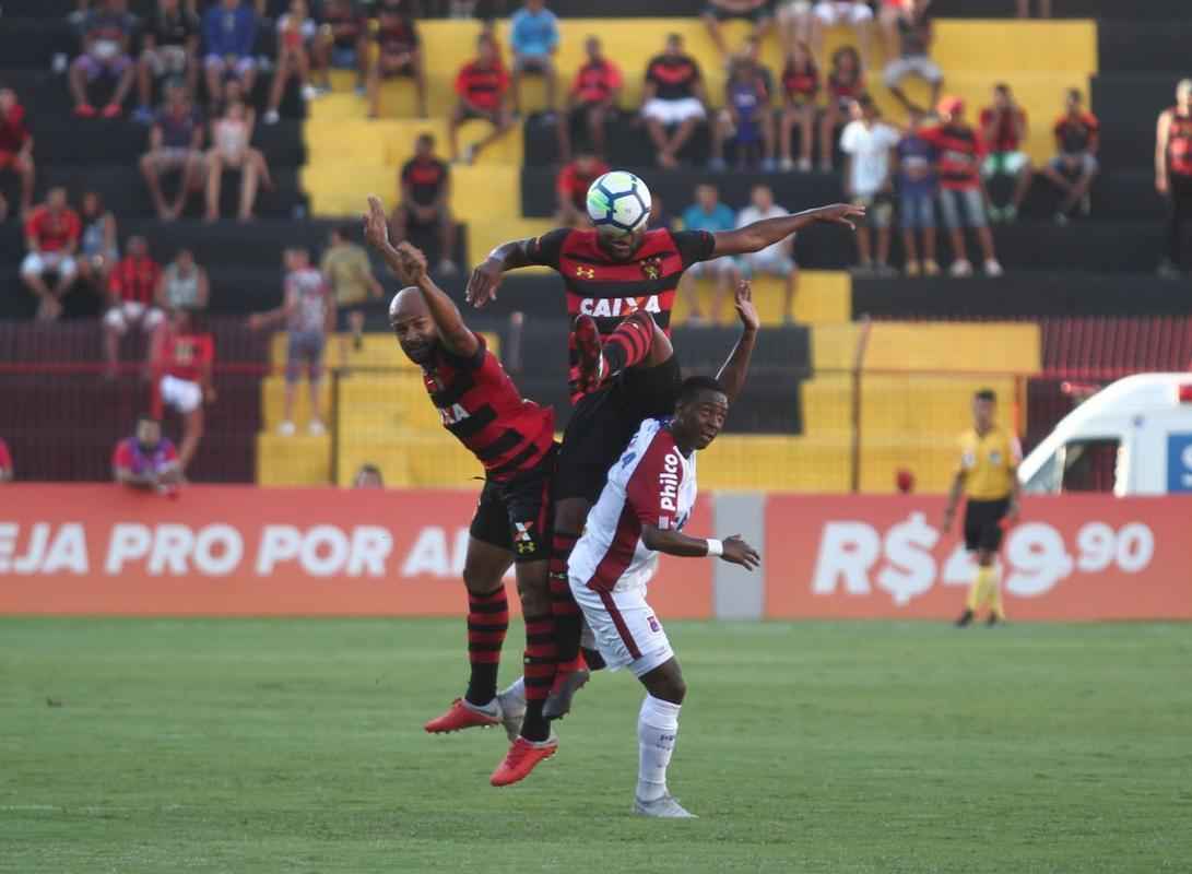 Pressionado pela sequncia de 11 jogos sem vitria na Srie A, Sport recebeu o lanterna Paran neste domingo, na Ilha do Retiro 