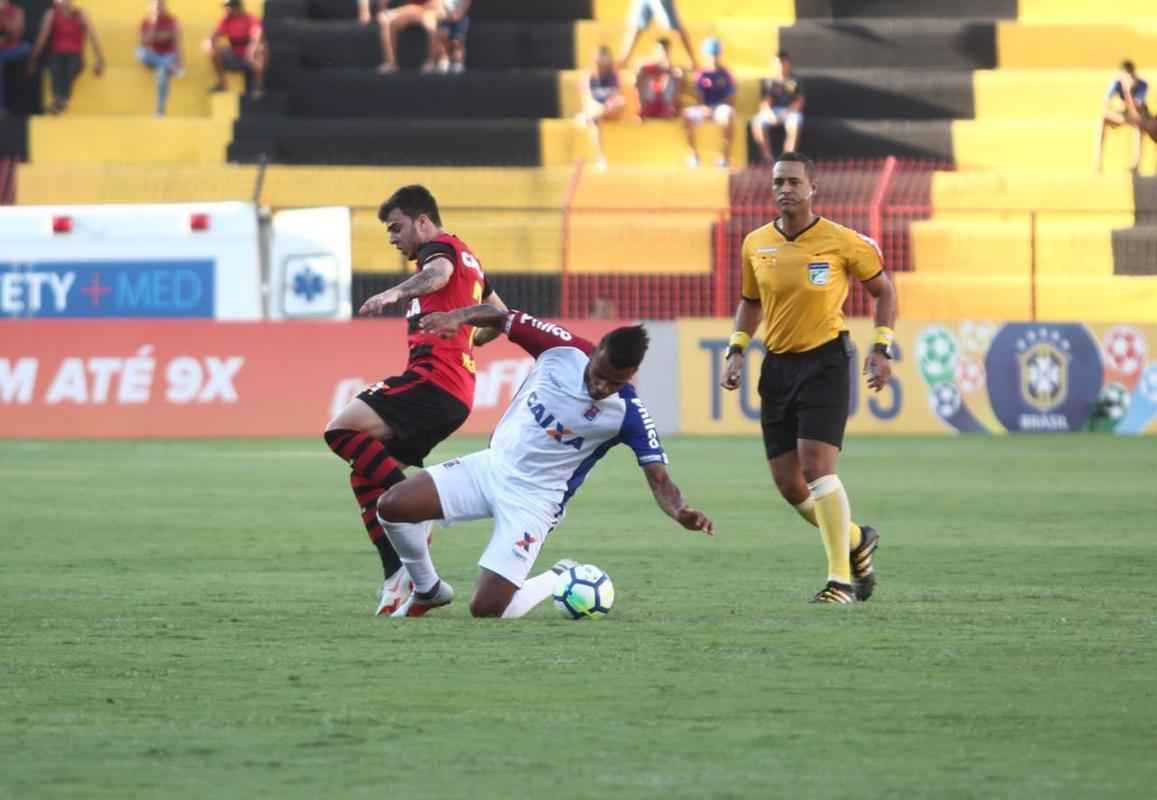 Pressionado pela sequncia de 11 jogos sem vitria na Srie A, Sport recebeu o lanterna Paran neste domingo, na Ilha do Retiro 