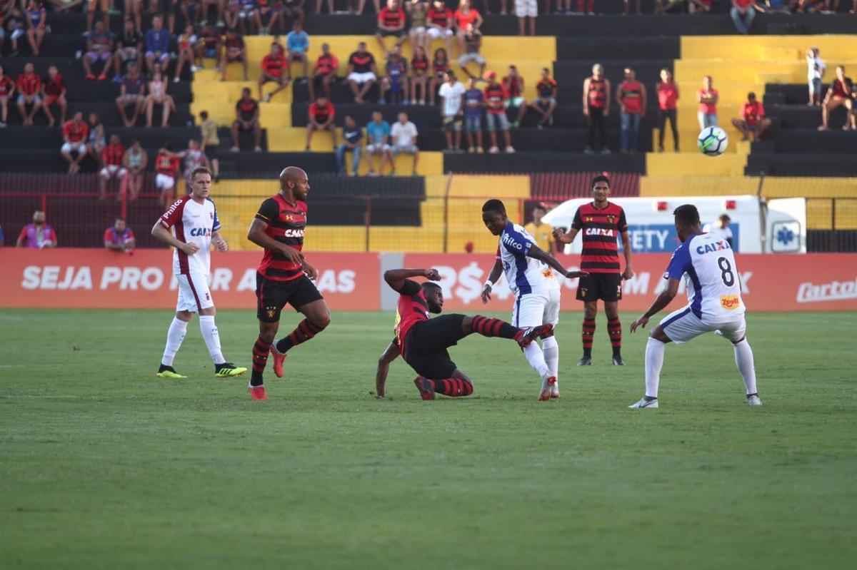 Pressionado pela sequncia de 11 jogos sem vitria na Srie A, Sport recebeu o lanterna Paran neste domingo, na Ilha do Retiro 