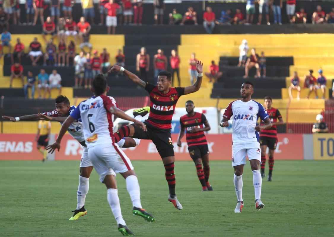 Pressionado pela sequncia de 11 jogos sem vitria na Srie A, Sport recebeu o lanterna Paran neste domingo, na Ilha do Retiro 