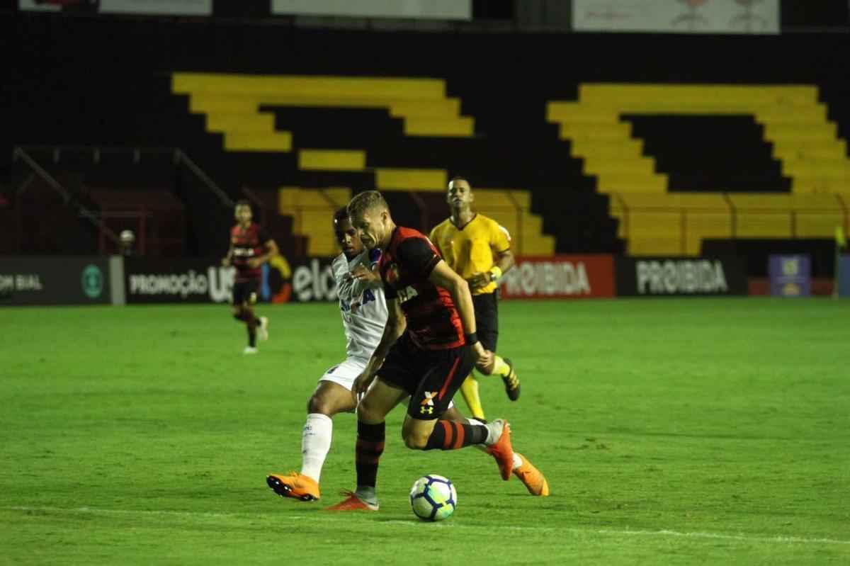Pressionado pela sequncia de 11 jogos sem vitria na Srie A, Sport recebeu o lanterna Paran neste domingo, na Ilha do Retiro
