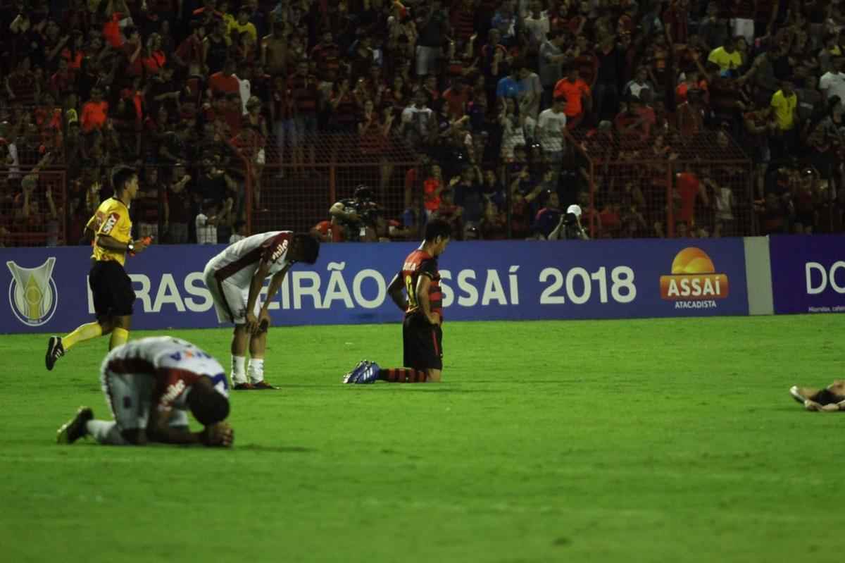 Pressionado pela sequncia de 11 jogos sem vitria na Srie A, Sport recebeu o lanterna Paran neste domingo, na Ilha do Retiro