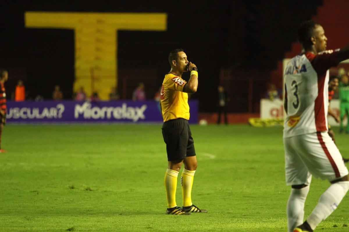 Pressionado pela sequncia de 11 jogos sem vitria na Srie A, Sport recebeu o lanterna Paran neste domingo, na Ilha do Retiro