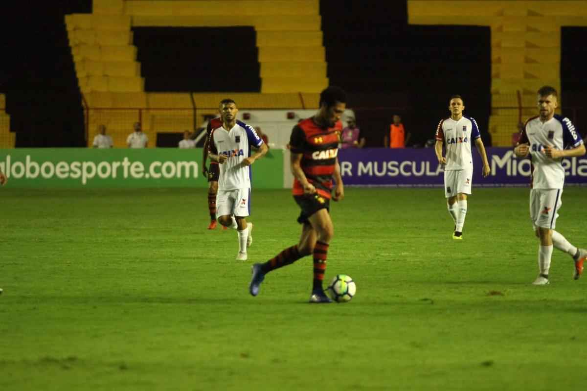 Pressionado pela sequncia de 11 jogos sem vitria na Srie A, Sport recebeu o lanterna Paran neste domingo, na Ilha do Retiro