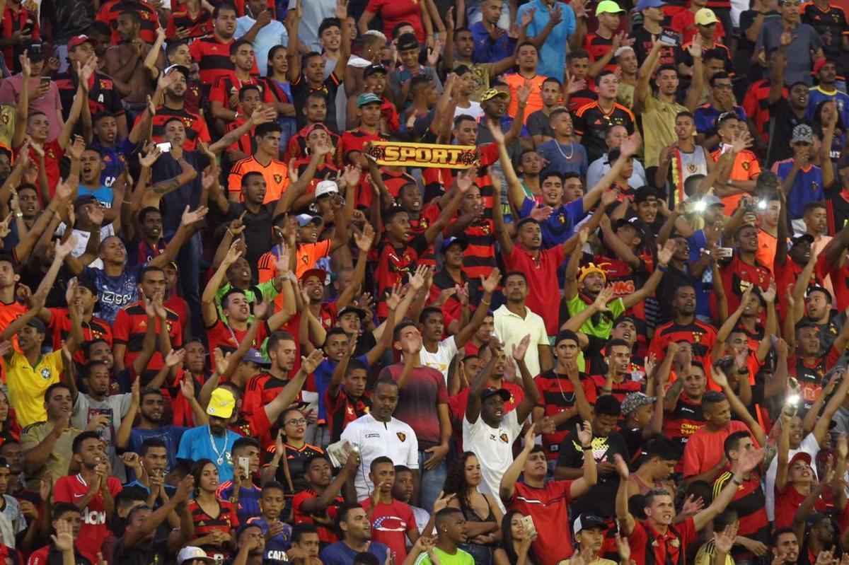 Pressionado pela sequncia de 11 jogos sem vitria na Srie A, Sport recebeu o lanterna Paran neste domingo, na Ilha do Retiro