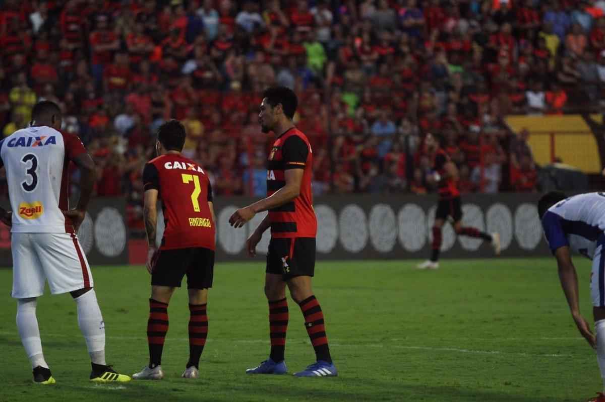 Pressionado pela sequncia de 11 jogos sem vitria na Srie A, Sport recebeu o lanterna Paran neste domingo, na Ilha do Retiro