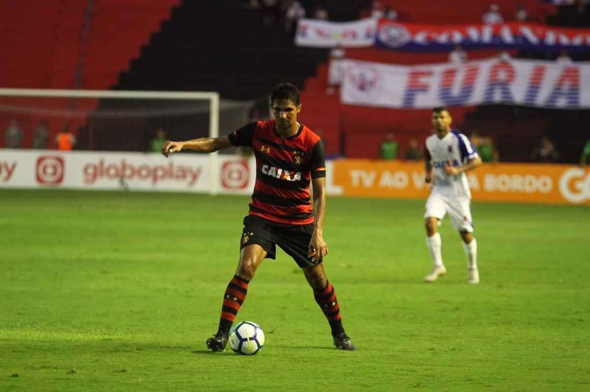 Pressionado pela sequncia de 11 jogos sem vitria na Srie A, Sport recebeu o lanterna Paran neste domingo, na Ilha do Retiro