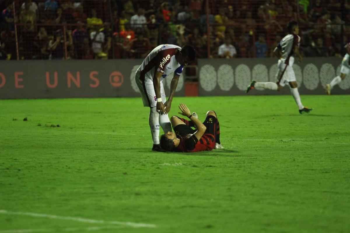 Pressionado pela sequncia de 11 jogos sem vitria na Srie A, Sport recebeu o lanterna Paran neste domingo, na Ilha do Retiro