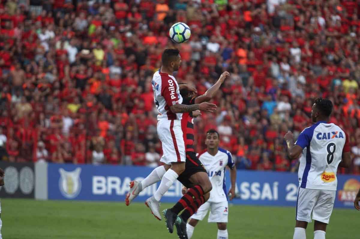 Pressionado pela sequncia de 11 jogos sem vitria na Srie A, Sport recebeu o lanterna Paran neste domingo, na Ilha do Retiro
