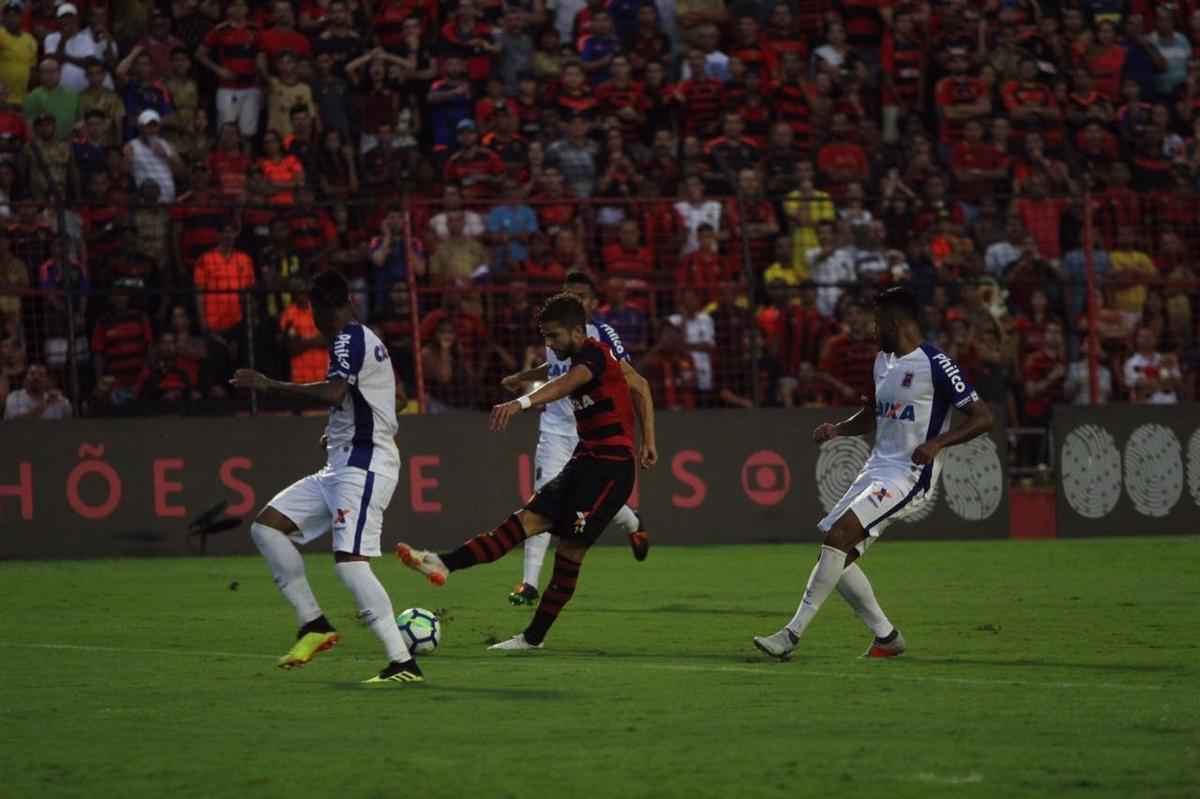 Pressionado pela sequncia de 11 jogos sem vitria na Srie A, Sport recebeu o lanterna Paran neste domingo, na Ilha do Retiro