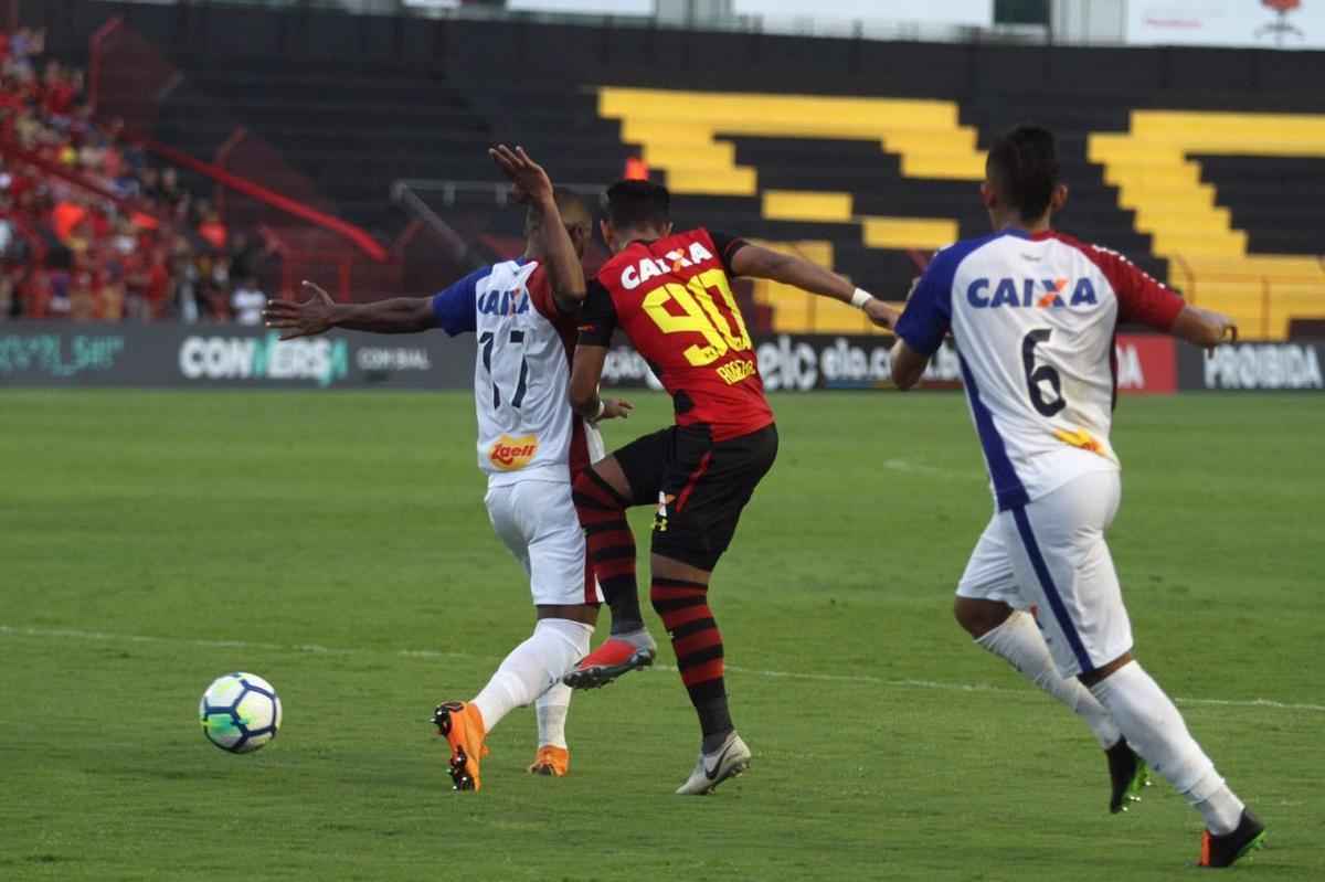 Pressionado pela sequncia de 11 jogos sem vitria na Srie A, Sport recebeu o lanterna Paran neste domingo, na Ilha do Retiro