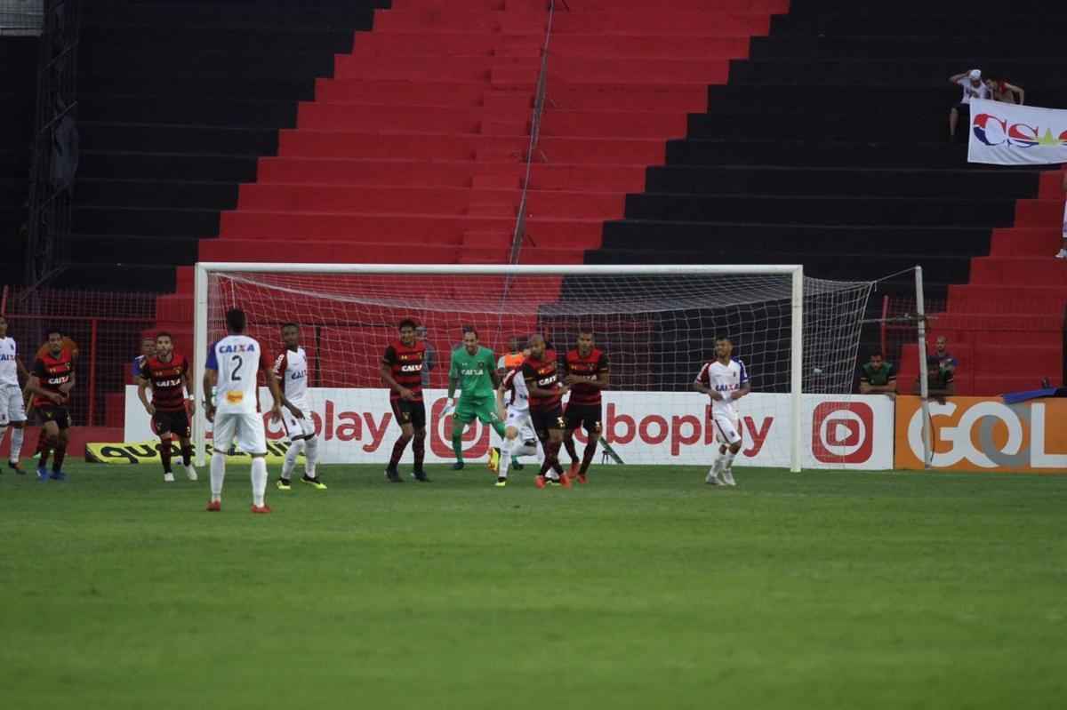 Pressionado pela sequncia de 11 jogos sem vitria na Srie A, Sport recebeu o lanterna Paran neste domingo, na Ilha do Retiro