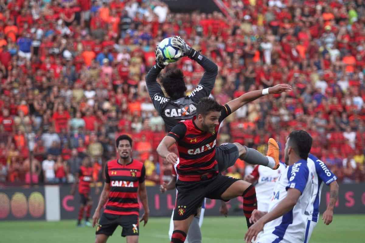 Pressionado pela sequncia de 11 jogos sem vitria na Srie A, Sport recebeu o lanterna Paran neste domingo, na Ilha do Retiro