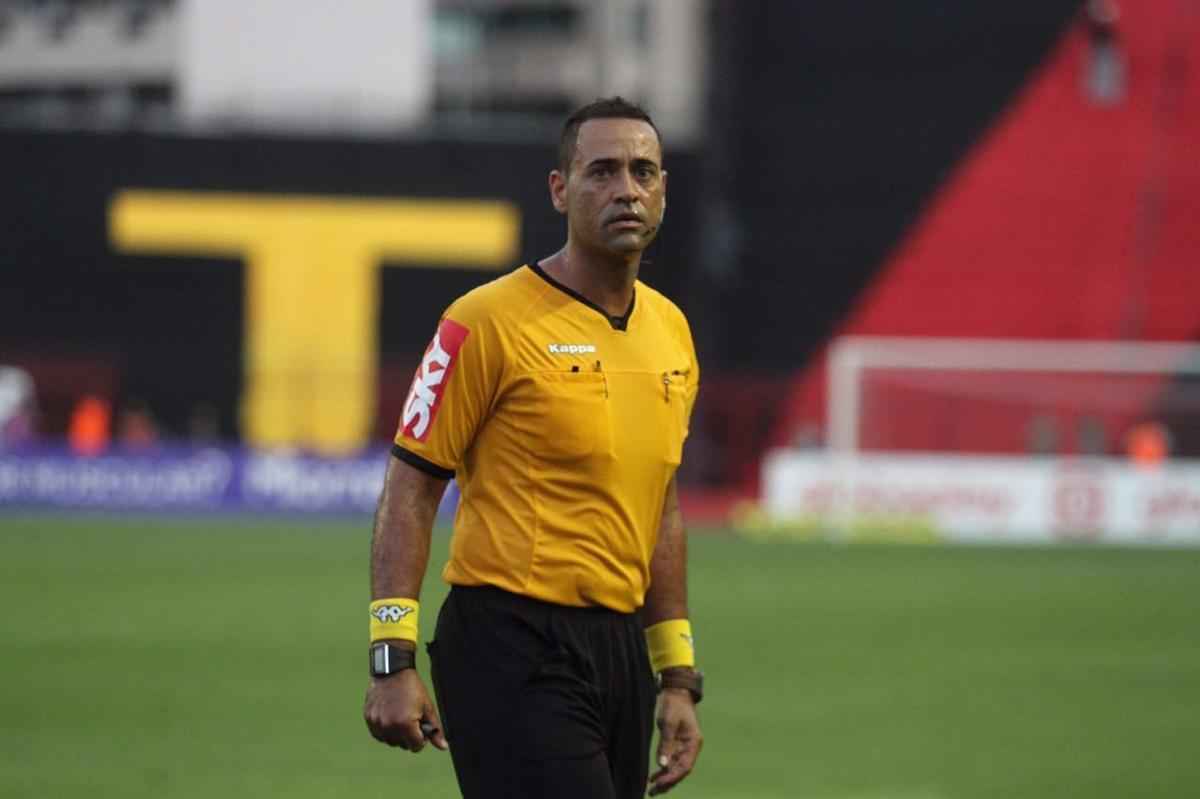 Pressionado pela sequncia de 11 jogos sem vitria na Srie A, Sport recebeu o lanterna Paran neste domingo, na Ilha do Retiro