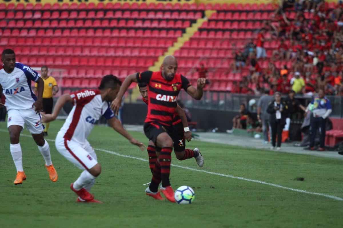 Pressionado pela sequncia de 11 jogos sem vitria na Srie A, Sport recebeu o lanterna Paran neste domingo, na Ilha do Retiro