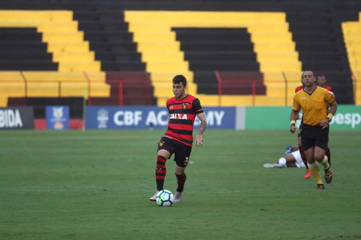 Pressionado pela sequncia de 11 jogos sem vitria na Srie A, Sport recebeu o lanterna Paran neste domingo, na Ilha do Retiro