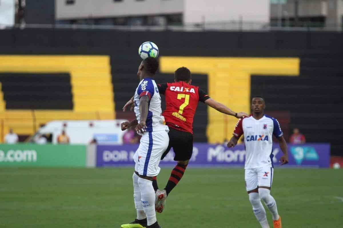 Pressionado pela sequncia de 11 jogos sem vitria na Srie A, Sport recebeu o lanterna Paran neste domingo, na Ilha do Retiro