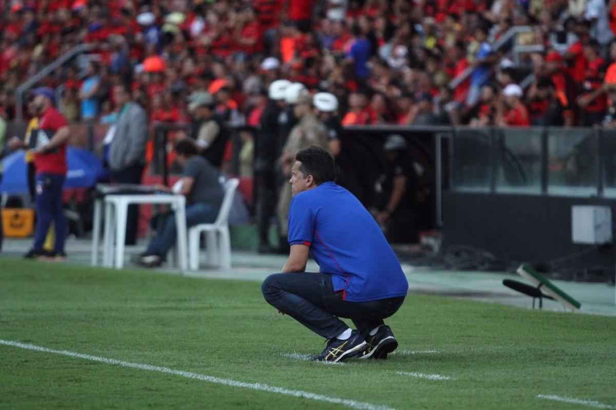 Pressionado pela sequncia de 11 jogos sem vitria na Srie A, Sport recebeu o lanterna Paran neste domingo, na Ilha do Retiro