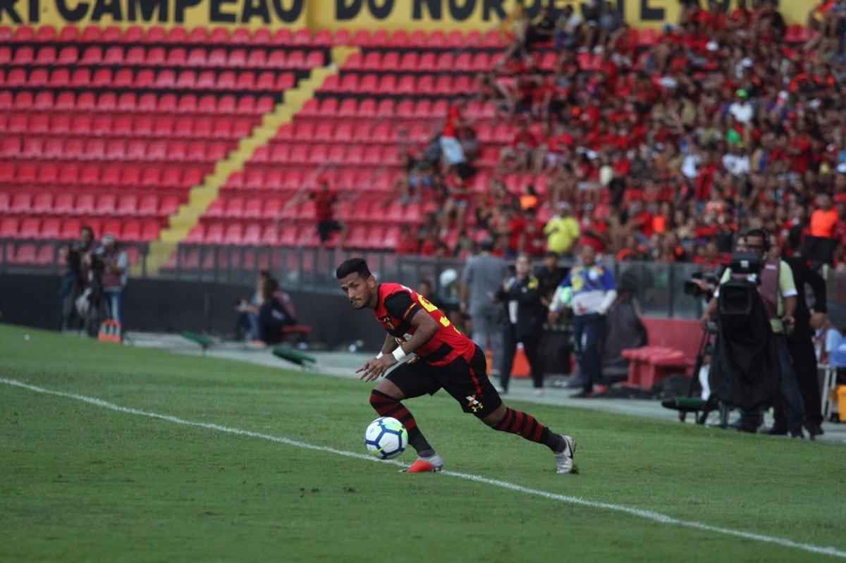 Pressionado pela sequncia de 11 jogos sem vitria na Srie A, Sport recebeu o lanterna Paran neste domingo, na Ilha do Retiro