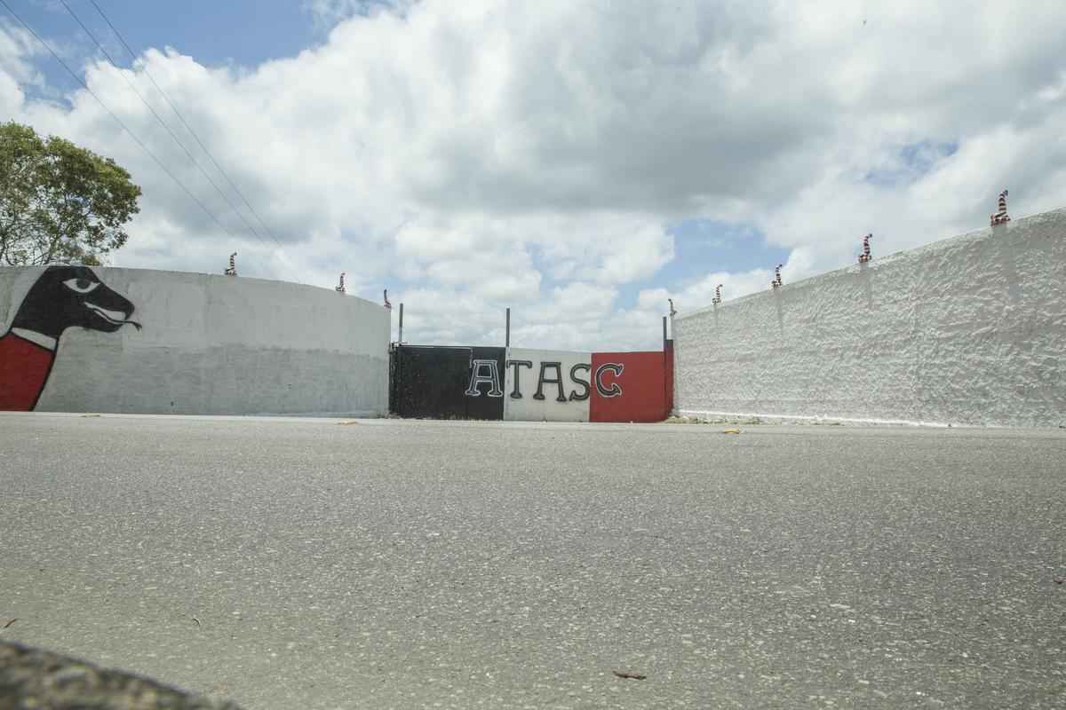 Com a ajuda financeira dos torcedores corais, CT Ninho das Cobras ainda , porm, um grande canteiro de obras