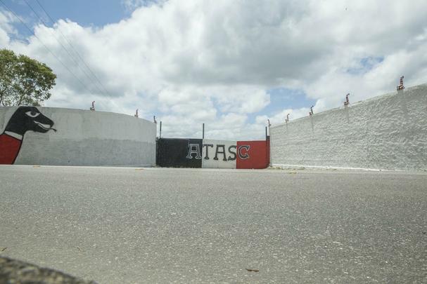 Com a ajuda financeira dos torcedores corais, CT Ninho das Cobras ainda é, porém, um grande canteiro de obras