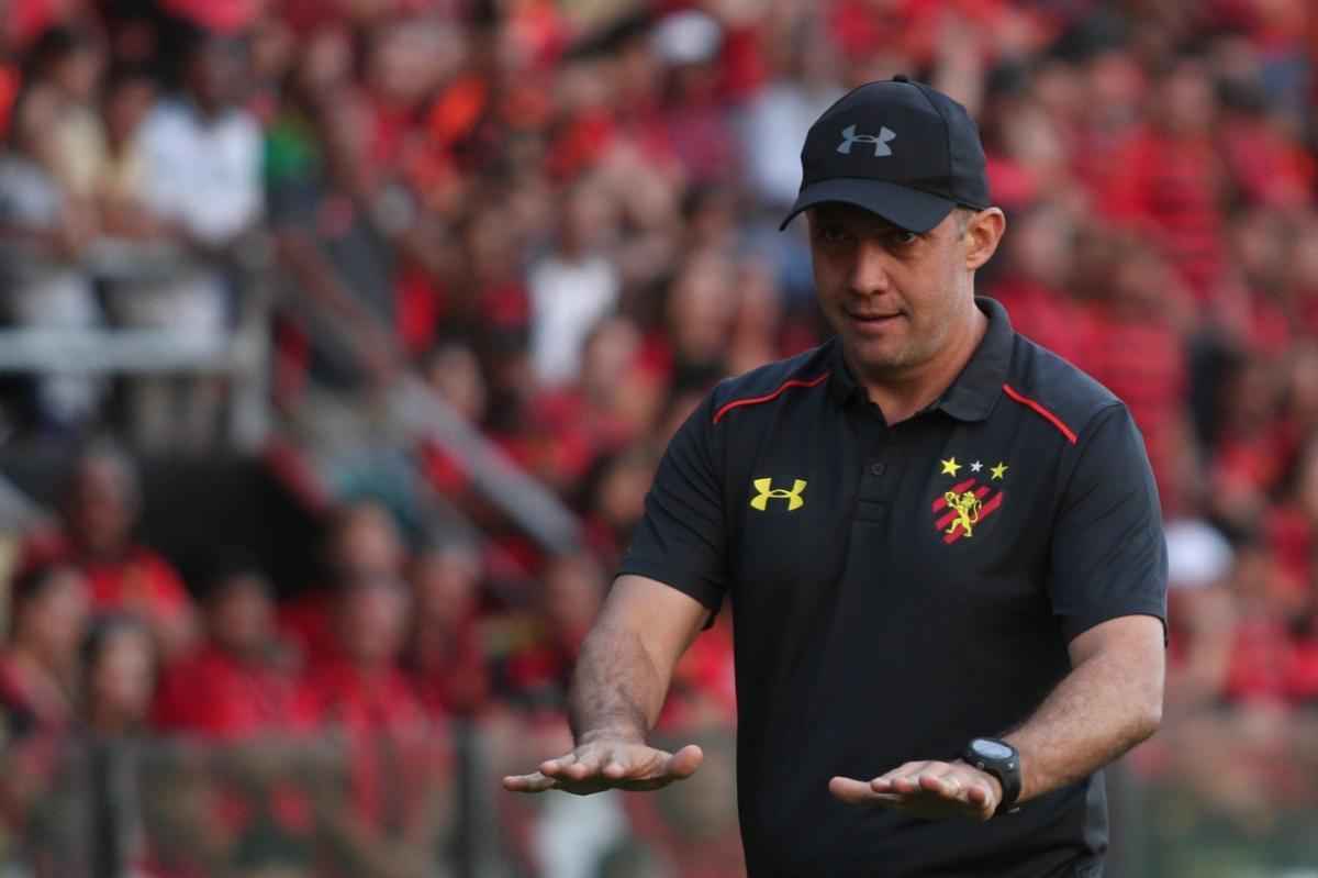 A primeira (e nica) vitria aconteceu contra o lanterna Paran, dentro de casa. No sufoco, o time de Eduardo venceu por 1 a 0