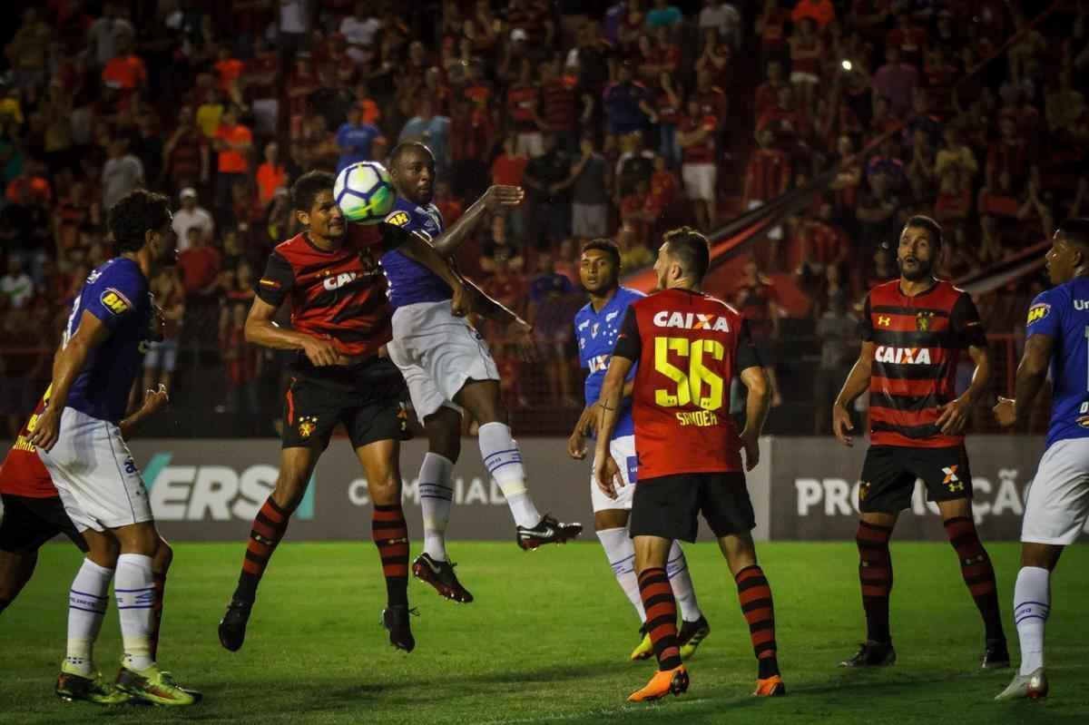 No seu sexto jogo, Eduardo Baptista ficou apenas no 0 a 0 contra o Cruzeiro dentro da Ilha do Retiro