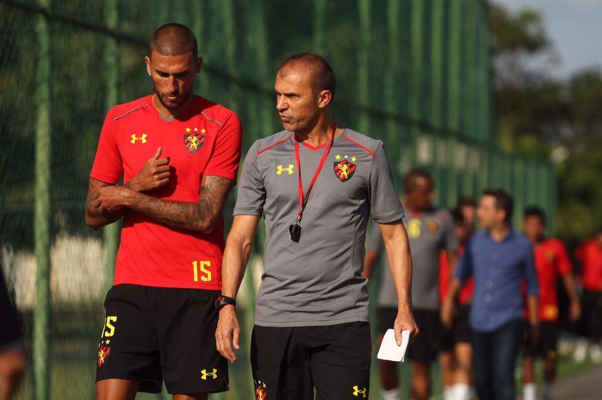 Tcnico Milton Mendes foi apresentado oficialmente no Sport e teve o primeiro contato com os jogadores do clune