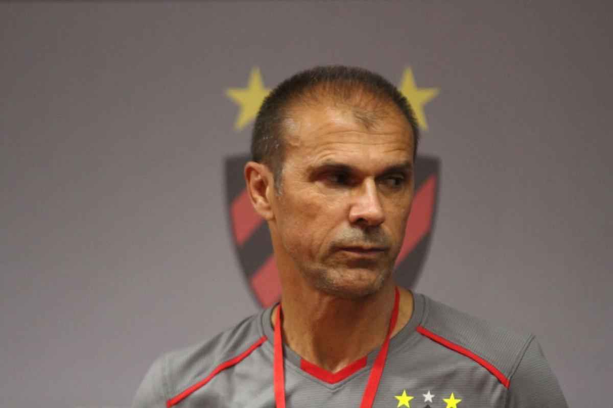 Tcnico Milton Mendes foi apresentado oficialmente no Sport e teve o primeiro contato com os jogadores do clune