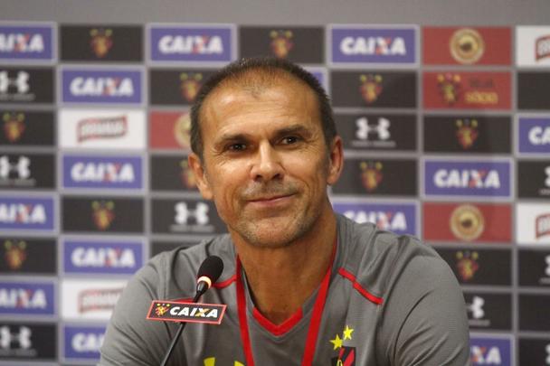 Tcnico Milton Mendes foi apresentado oficialmente no Sport e teve o primeiro contato com os jogadores do clune