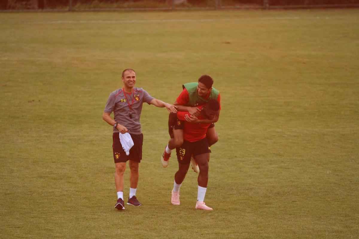 Aps a apresentao, treinador comandou atividade descontrada e arrancou risada dos atletas do Sport