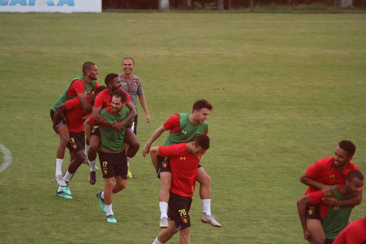 Aps a apresentao, treinador comandou atividade descontrada e arrancou risada dos atletas do Sport