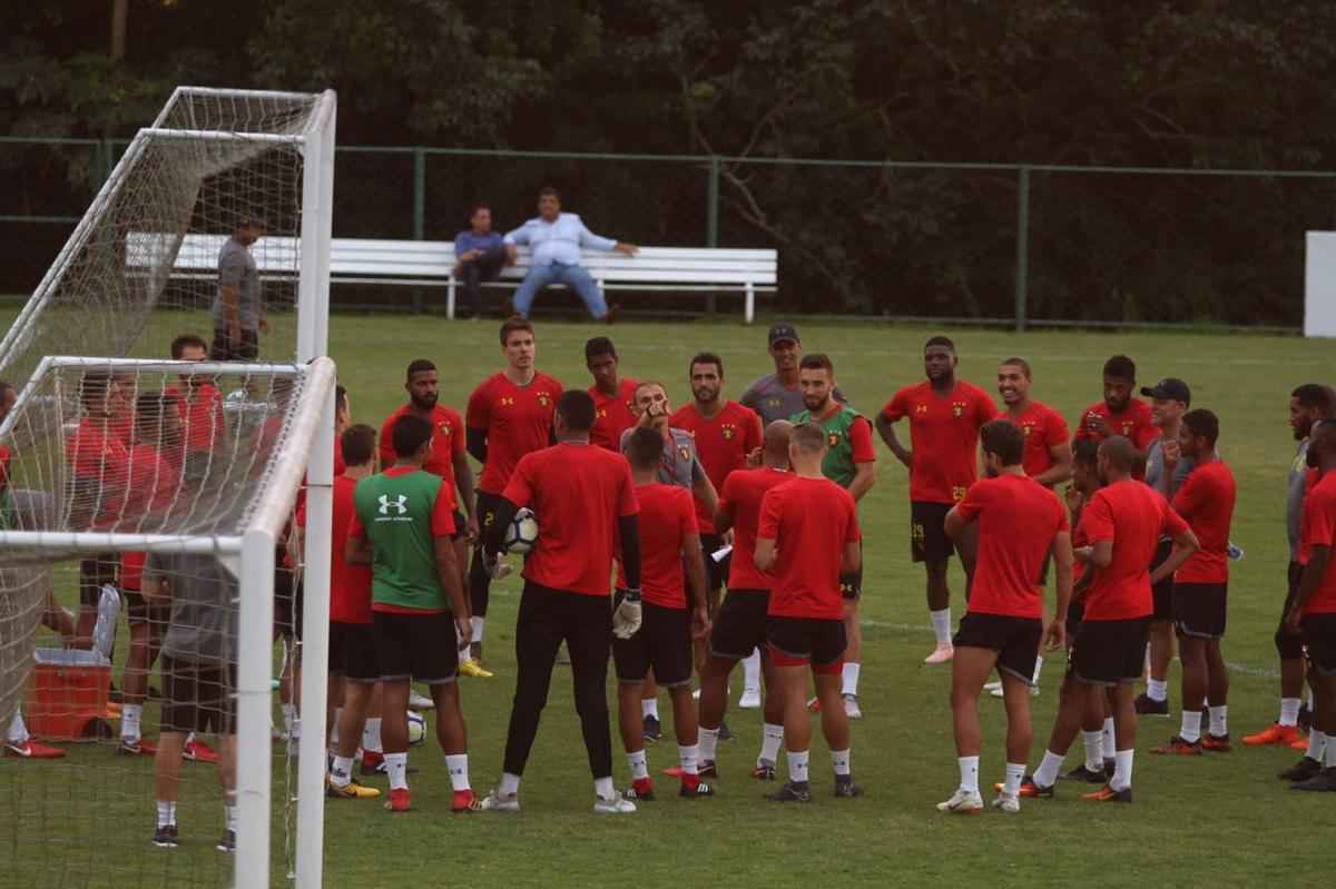 Aps a apresentao, treinador comandou atividade descontrada e arrancou risada dos atletas do Sport