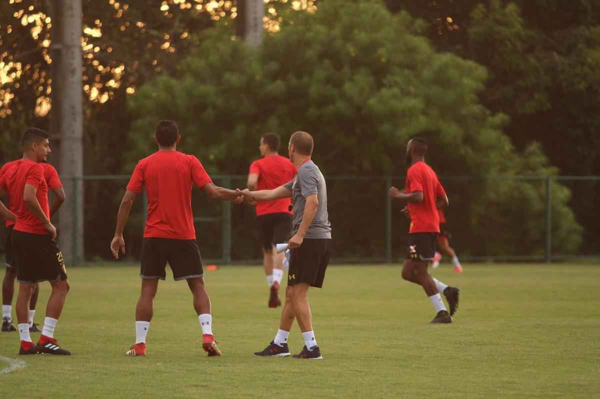 Aps a apresentao, treinador comandou atividade descontrada e arrancou risada dos atletas do Sport