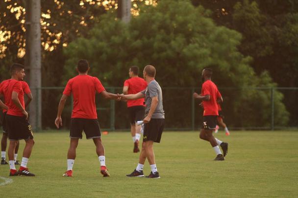 Aps a apresentao, treinador comandou atividade descontrada e arrancou risada dos atletas do Sport