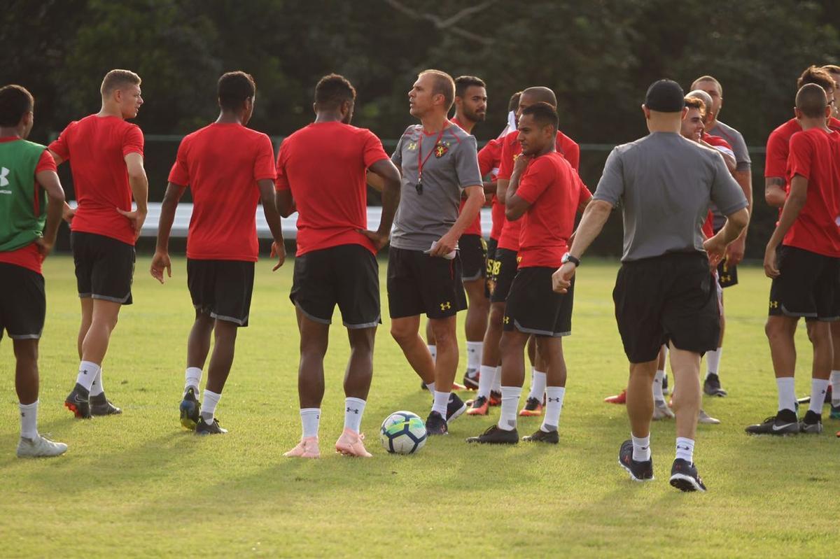 Aps a apresentao, treinador comandou atividade descontrada e arrancou risada dos atletas do Sport