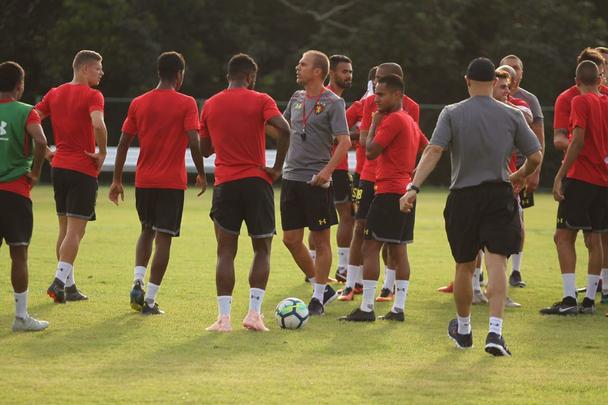 Aps a apresentao, treinador comandou atividade descontrada e arrancou risada dos atletas do Sport