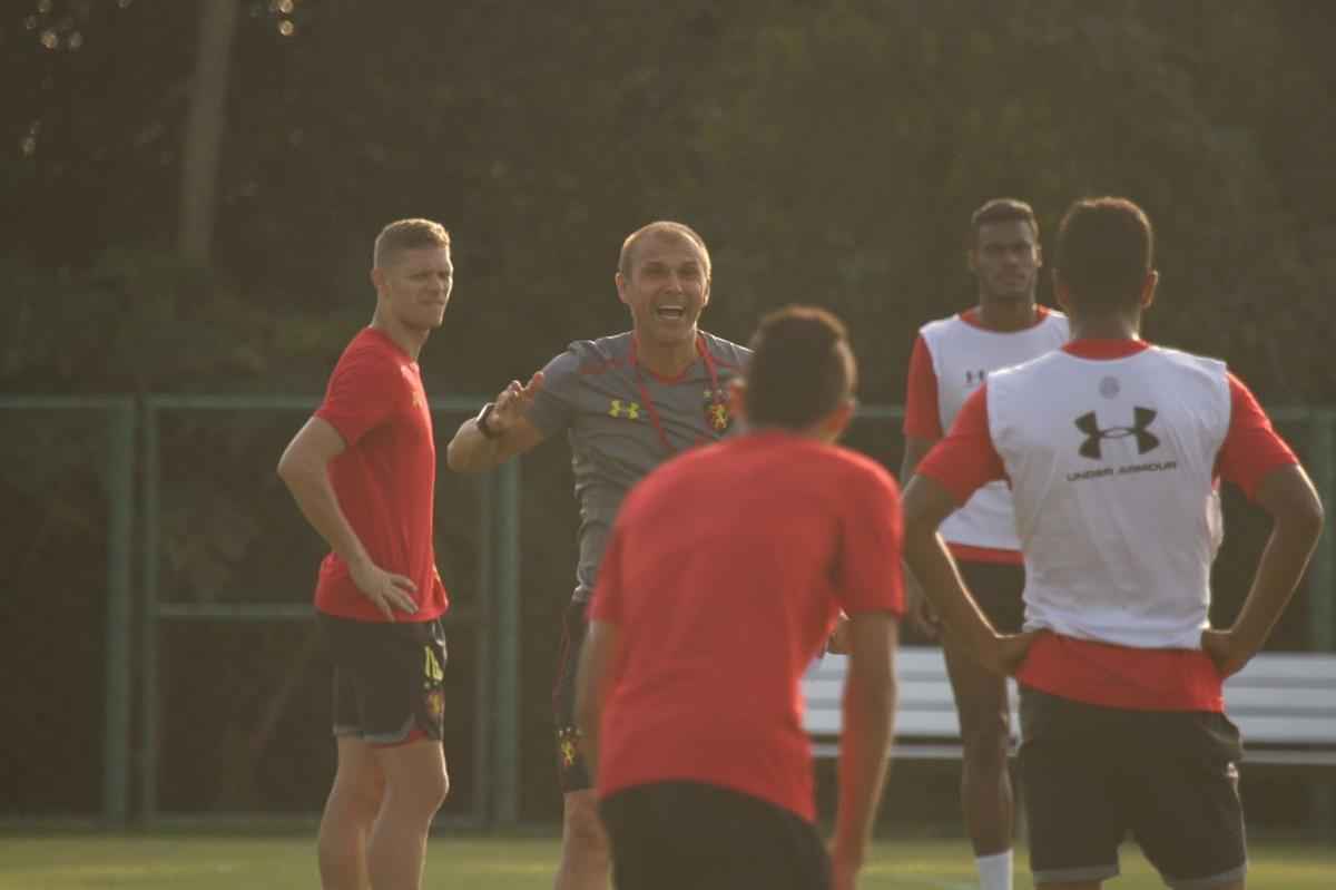 Aps a apresentao, treinador comandou atividade descontrada e arrancou risada dos atletas do Sport