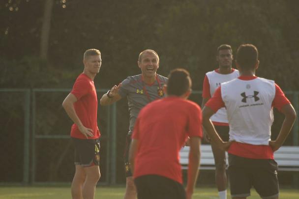 Aps a apresentao, treinador comandou atividade descontrada e arrancou risada dos atletas do Sport