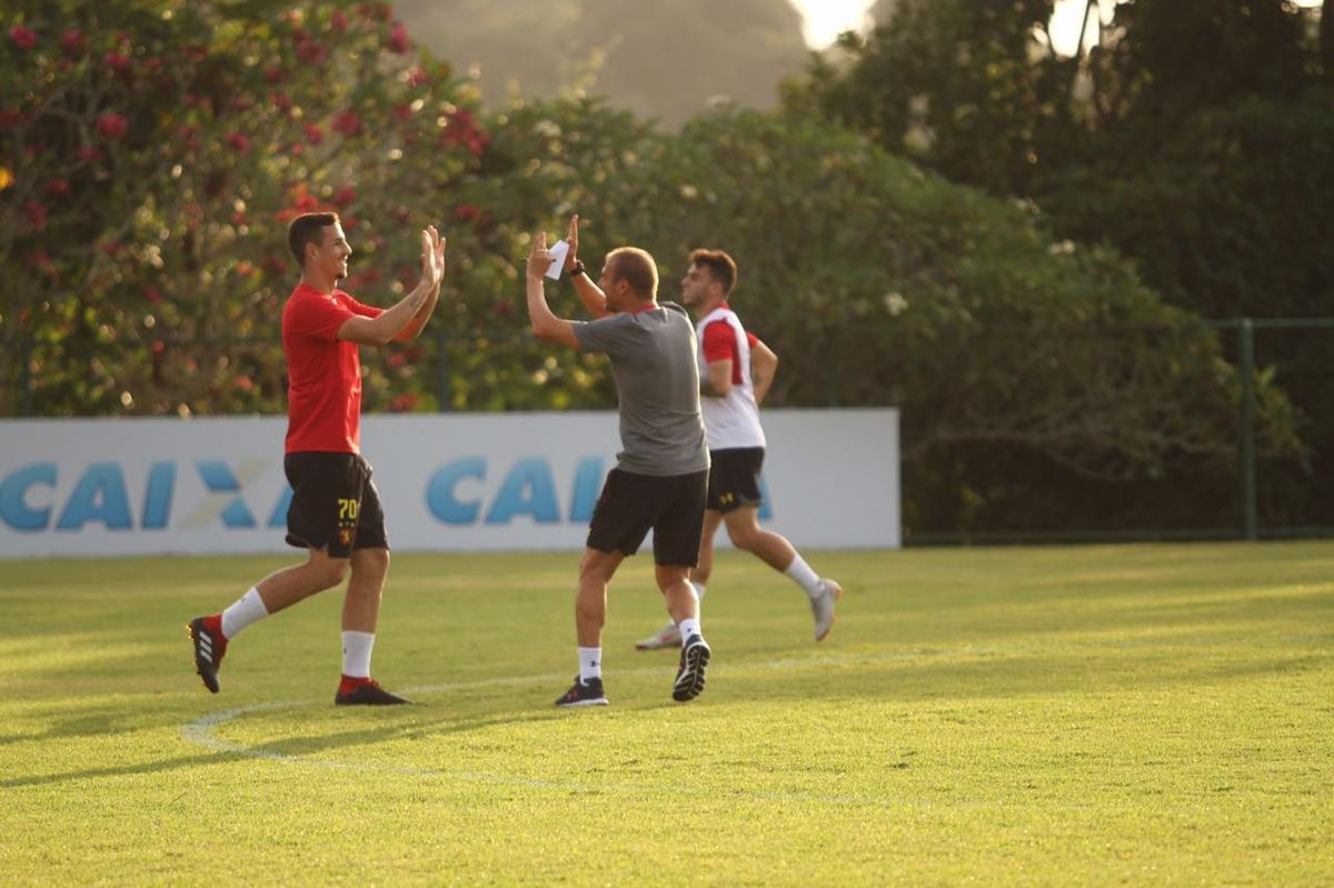 Aps a apresentao, treinador comandou atividade descontrada e arrancou risada dos atletas do Sport