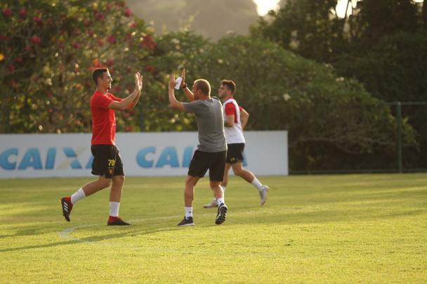Aps a apresentao, treinador comandou atividade descontrada e arrancou risada dos atletas do Sport