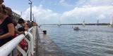 O clima no Recife Antigo era bastante animado com centenas de pessoas acompanhando o evento